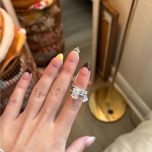 Elegant Silver Wedding Ring Set - Picture 4 of 4